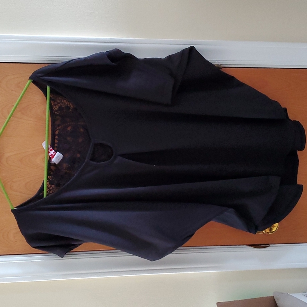 3X black keyhole neck top